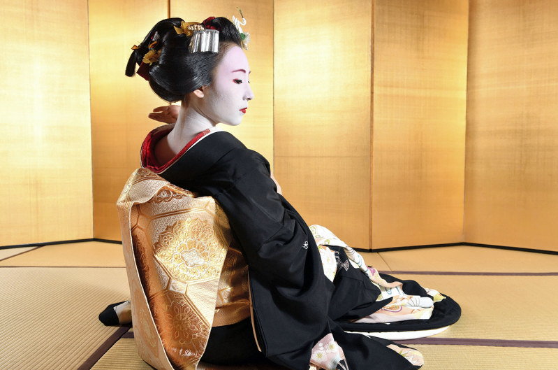 京都・祇園：愛される芸妓へ一歩 「襟替え」 | 毎日新聞