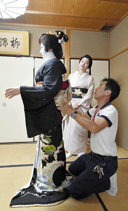京都 祇園 愛される芸妓へ一歩 襟替え 毎日新聞