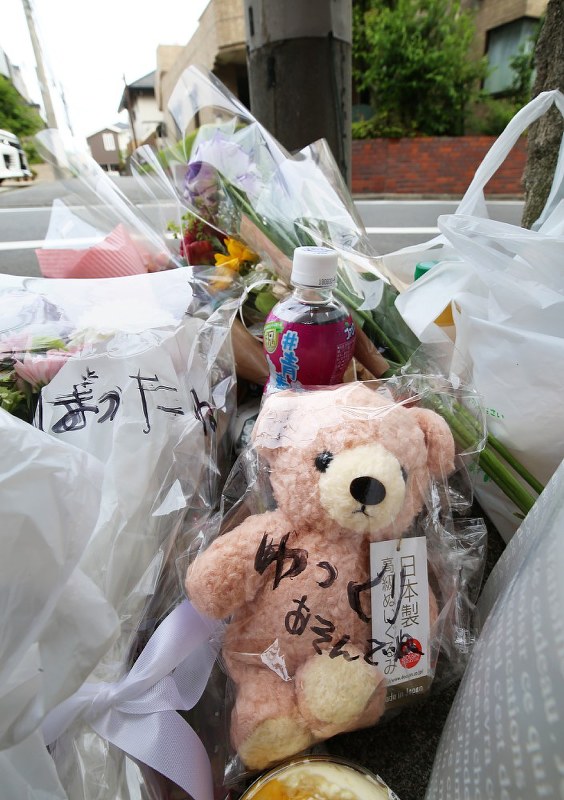 船戸結愛ちゃん虐待死事件現場のアパートには「ゆっくりあそんでね」と書かれたぬいぐるみが手向けられていた=東京都目黒区で2018年6月8日午後3時42分、玉城達郎撮影