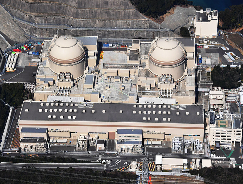 再稼働した大飯原発3号機(右)と4号機=福井県おおい町で、本社ヘリから加古信志撮影