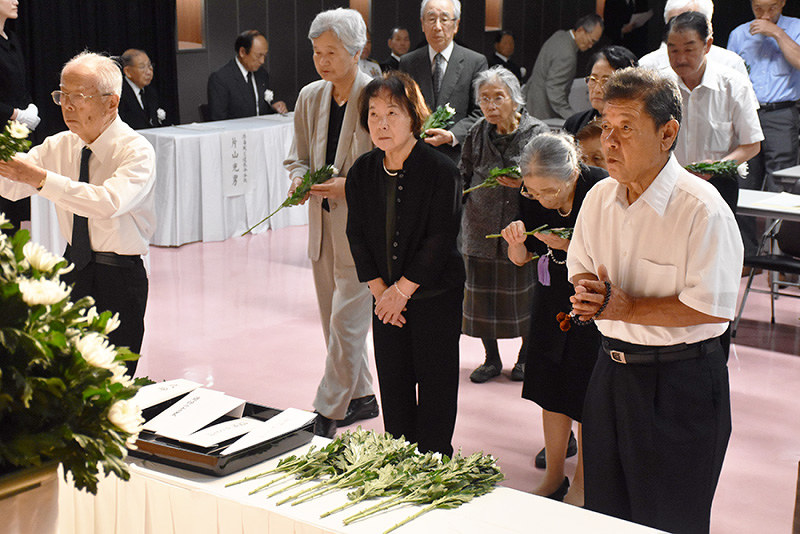 徳島大空襲 白菊に平和誓う 追悼式 徳島 毎日新聞