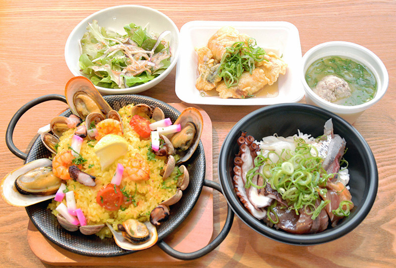 「海の幸Baraパエリア」と自分で具材が選べる「海鮮丼」=京都府宮津市浜町の道の駅「海の京都 宮津」で、前本麻有撮影