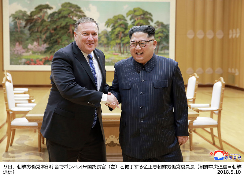 朝鮮労働党本部庁舎で、ポンペオ米国務長官(左)と握手する金正恩・朝鮮労働党委員長=2018年5月9日(朝鮮中央通信・朝鮮通信)