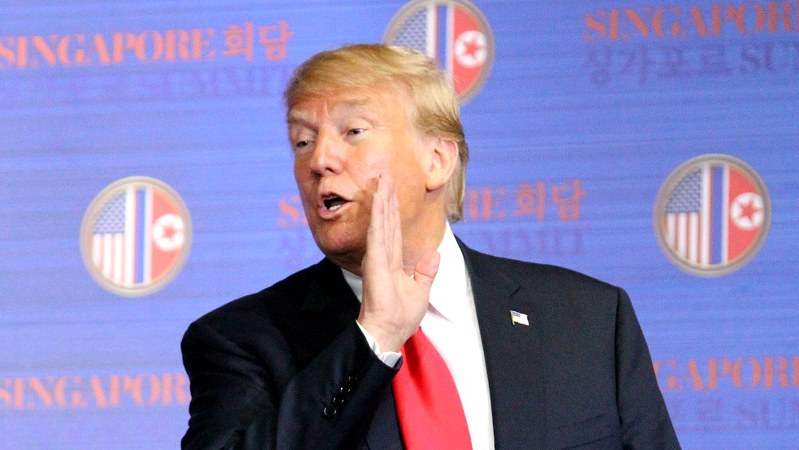 米朝首脳会談の成果を発表した記者会見を終え、会場を後にするトランプ米大統領=シンガポールで2018年6月12日、高本耕太撮影
