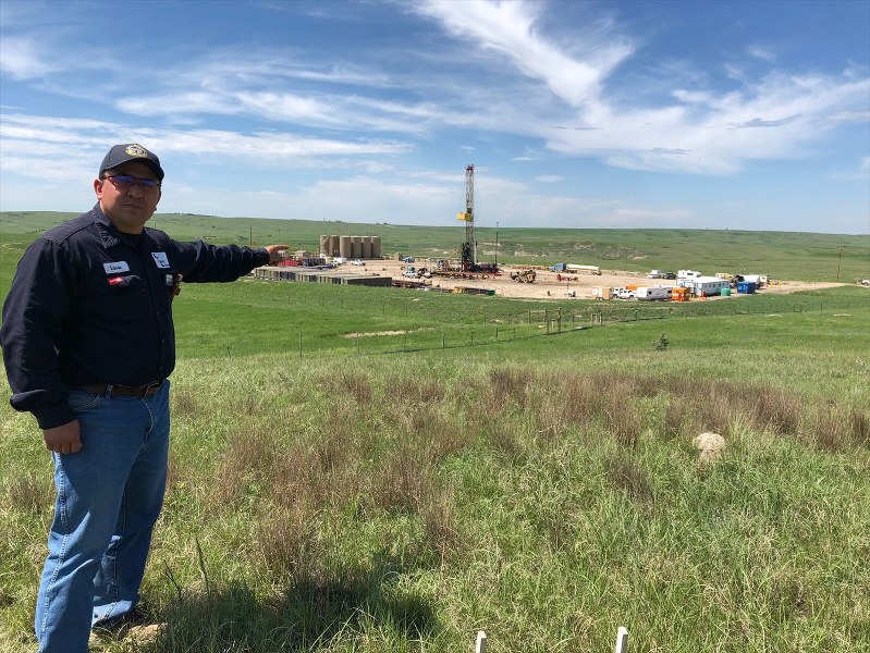 シェールオイルを採掘するため、地中に水や薬剤を注入する現場=米中西部ノースダコタ州ウィリストン近郊で2018年6月、清水憲司撮影