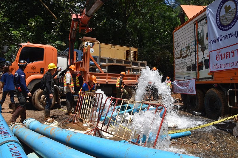 急ピッチで進む洞窟内の排水作業=タイ北部チェンライ県で2018年7月5日、西脇真一撮影