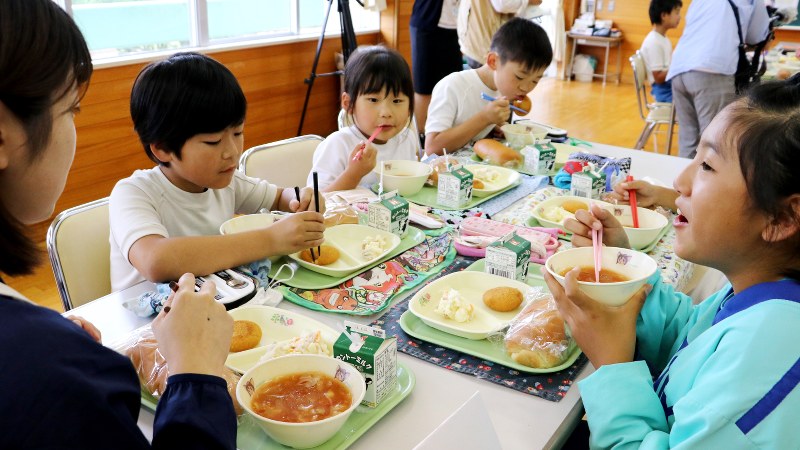 サッカーW杯に合わせ、ロシア料理の給食を味わう児童たち=茨城県鹿嶋市の小学校で2018年6月14日