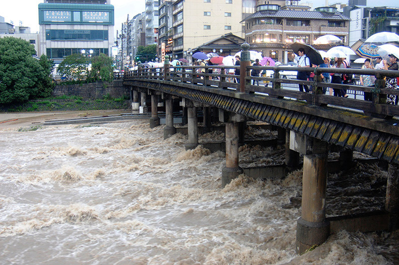 増水した鴨川=京都市東山区の三条大橋東詰から、国本ようこ撮影