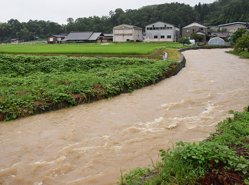 大雨で水位が上昇した鍋谷川=石川県能美市和気町で2018年7月5日午後4時20分、久木田照子撮影