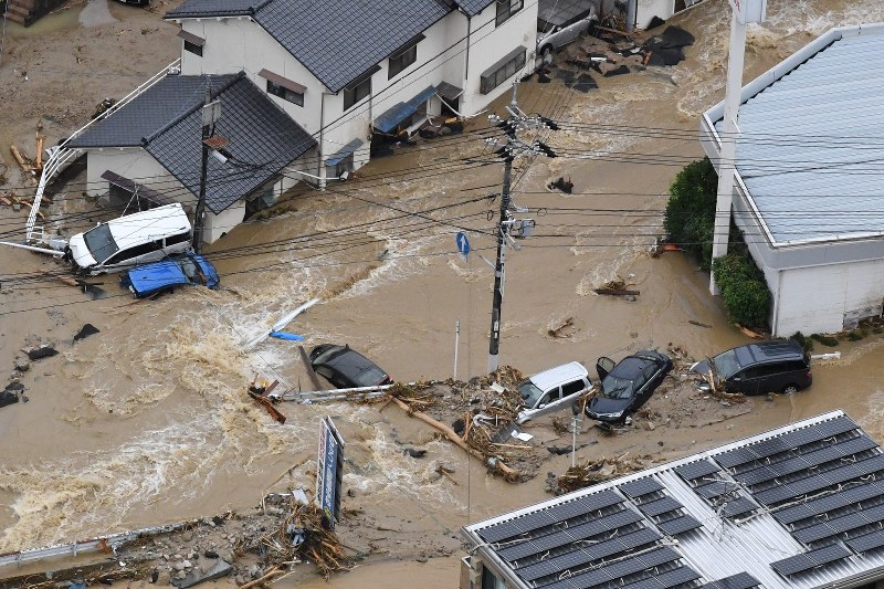 濁流にのまれた車両=広島市安芸区で2018年7月7日午前10時1分、本社ヘリから上入来尚撮影