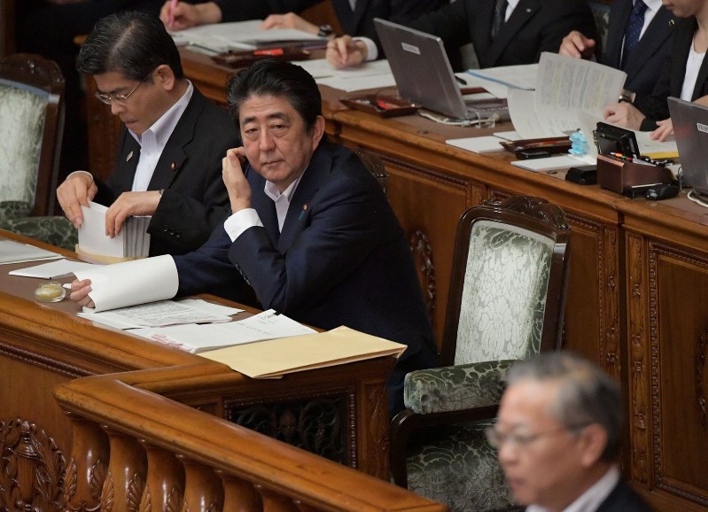 参院本会議でカジノを含む統合型リゾート(IR)実施法案について質問を聞く安倍晋三首相(中央)=国会内で2018年7月6日午前10時24分、川田雅浩撮影