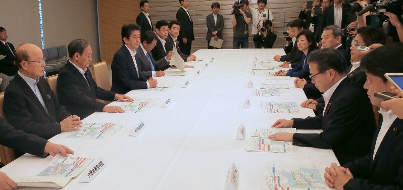 大雨に関する関係閣僚会議に臨む安倍晋三首相(左から3人目)ら=首相官邸で2018年7月7日午前10時1分、和田大典撮影
