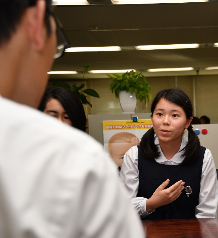 「非核平和都市宣言」を求める請願書を福岡市議会に提出した吉原さん=福岡市中央区天神の福岡市役所で2018年6月13日午後5時10分、志村一也撮影