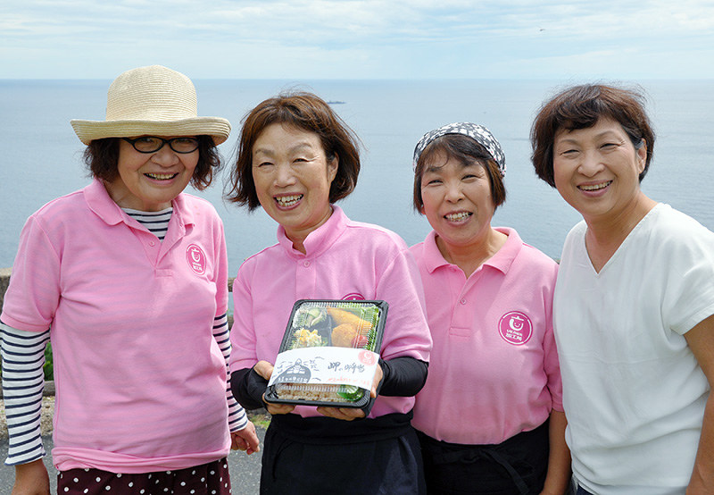 「岬弁当」を丹後の名物にしようと張り切る宇川加工所のメンバー=京都府京丹後市丹後町で、塩田敏夫撮影