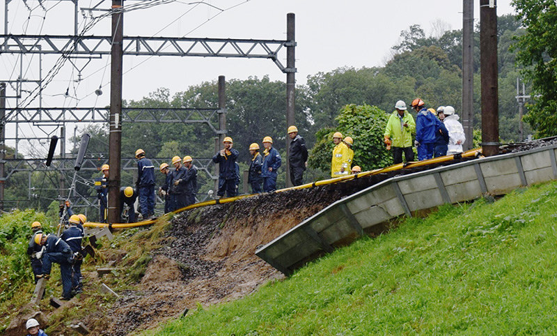 近鉄生駒線の線路の下の土砂が流出した現場=奈良県平群町の元山上口駅南側で、熊谷仁志撮影