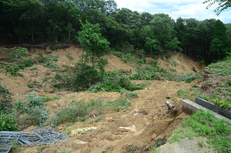 地滑りで資材倉庫やトレーラーハウスが流された=兵庫県宝塚市波豆で2018年7月8日午後0時4分、石川勝義撮影