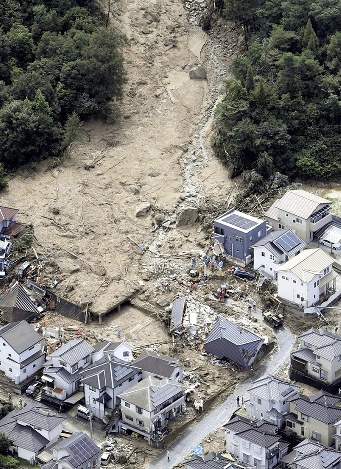 土砂が流れ込んだ住宅地で捜索活動する救助隊員ら=広島県熊野町で2018年7月9日午前9時57分、本社ヘリから