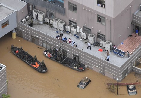 冠水した「まび記念病院」からボートで救出される人たち＝岡山県倉敷市真備町地区で２０１８年７月８日午前９時４８分、本社ヘリから加古信志撮影