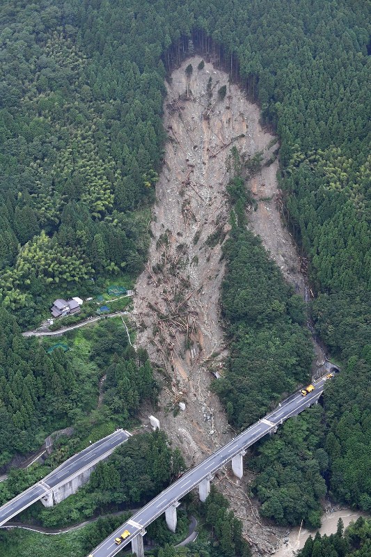 土砂崩れで崩落した高知自動車道上り線の立川橋=高知県大豊町で2018年7月8日午後1時40分、本社ヘリから加古信志撮影
