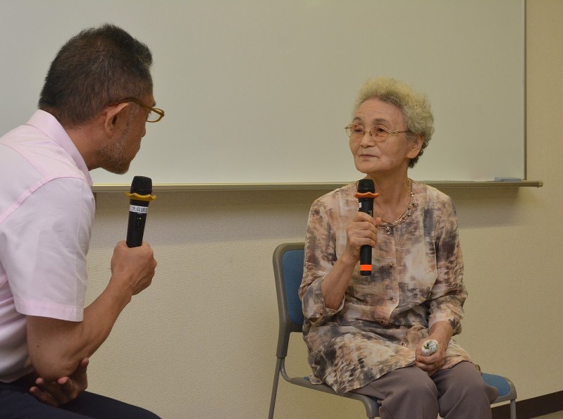 北朝鮮での生活について振り返る朴永淑さん(右)=大阪市中央区で2018年7月8日、金志尚撮影