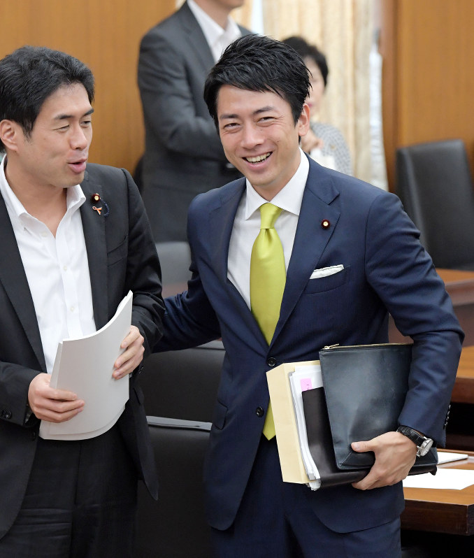 同僚議員と話す自民党の小泉進次郎筆頭副幹事長(右)=国会内で6月27日、川田雅浩撮影