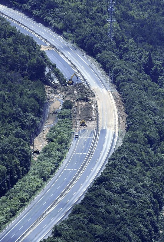 山陽自動車道で発生した土砂崩れ=東広島市で2018年7月9日午前10時35分、本社ヘリから