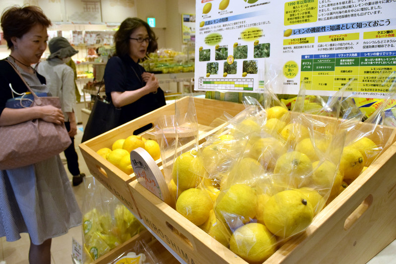 レモンなど広島県の名産品が並ぶアンテナショップ「TAU」=東京都中央区銀座1で2018年7月9日、奥山はるな撮影