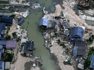 水が引き、地面が見え始めた真備町地区=岡山県倉敷市で10日午前10時14分、本社ヘリから小出洋平撮影