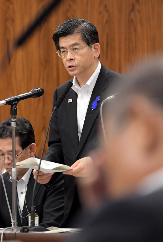 答弁する石井啓一国土交通相=国会内で2018年7月10日午前10時13分、川田雅浩撮影