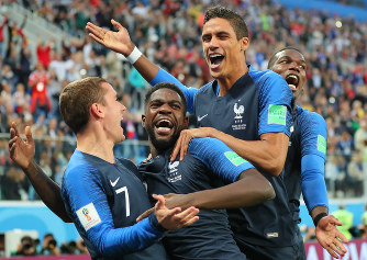 【フランス-ベルギー】後半、フランスのウンティティ(左から2人目)が先制ゴールを決めてチームメートに祝福される=ロシア・サンクトペテルブルクで2018年7
