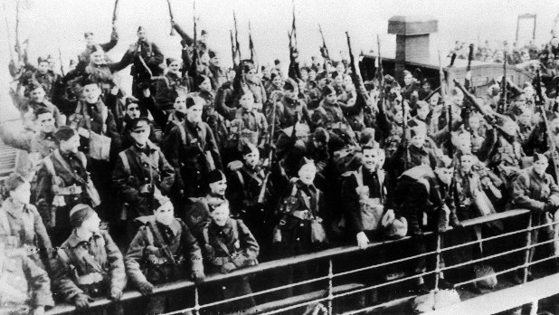 第2次世界大戦中、英国の救援に向かうカナダ兵=INP