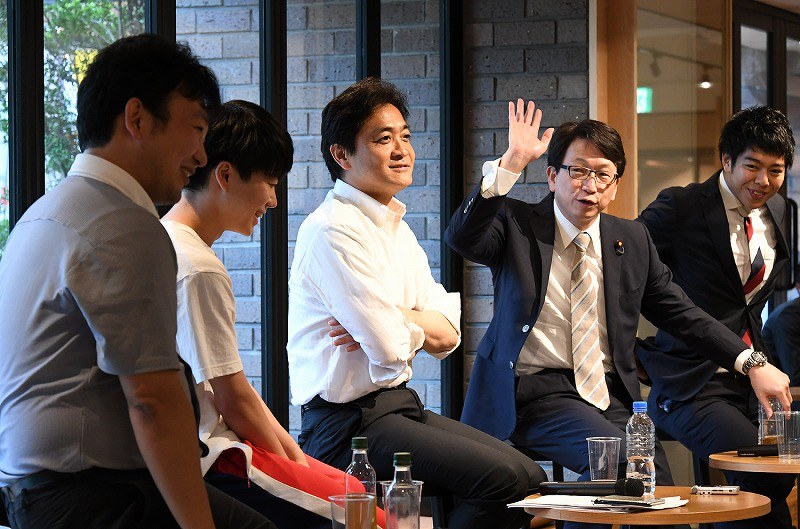 若者とカフェで論議 石破氏 玉木氏 平氏 政治プレミア 毎日新聞 政治プレミア