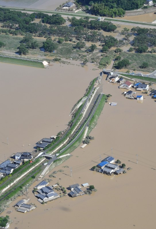 西日本豪雨で決壊した小田川とその支流。温暖化で今後、同様の豪雨被害の増加も予想される=岡山県倉敷市真備町地区で2018年7月8日午後3時50分、本社ヘリから加古信志撮影