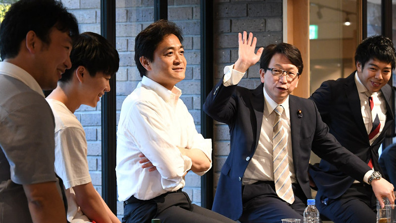 イベントでステージに上がる(左から)司会の喜多恒介氏、「PoliPoli」代表の伊藤和真氏、玉木雄一郎・国民民主党共同代表、平将明・自民党ネットメディア局長、「POTETO」代表の古井康介氏=東京都千代田区で2018年7月11日午後4時26分、根岸基弘撮影