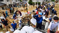 豪雨により大きな被害を受けた広島市安芸区では11日、うだるような暑さの中、ボランティアによる作業と消防隊員らの捜索活動が続いた＝広島市安芸区矢野東で2018年7月11日午後2時14分、大西岳彦撮影