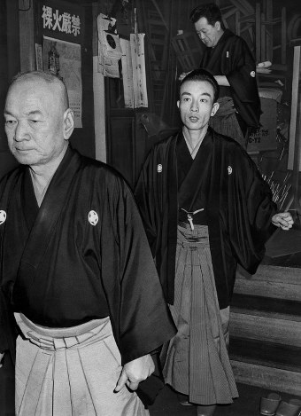 最初の師匠、五代目古今亭今輔さん(前)と、兄弟子で後に師匠となる桂米丸さん(後ろ)に従って真打ち披露興行をつとめる歌丸さん=東宝名人会で1968年