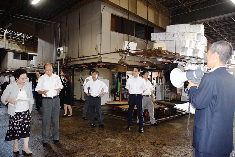 金沢市中央卸売市場の施設を見学する検討会の委員ら=金沢市西念4で、久木田照子撮影