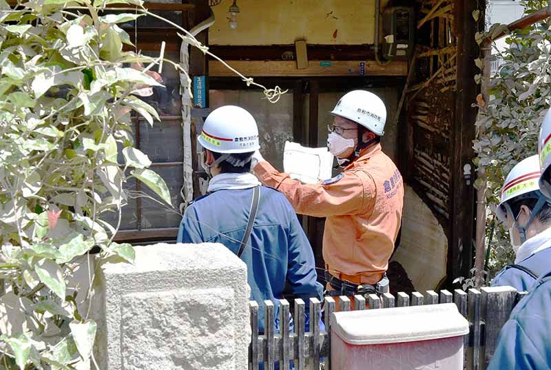 安否確認を進める消防隊員ら=岡山県倉敷市真備町地区で2018年7月10日、平川義之撮影
