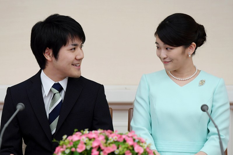 秋篠宮家の長女・眞子さまと小室圭さん=2017年9月3日、代表撮影