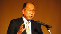 金融フォーラムで講演する金融庁の遠藤俊英・監督局長（当時）＝熊本市で２０１７年２月２８日、小原擁撮影