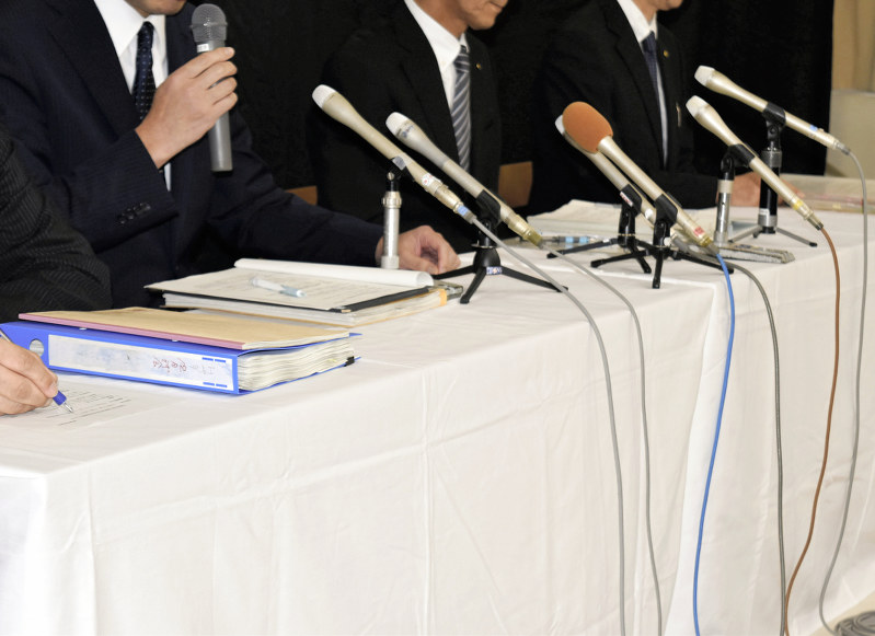 同校で記者会見を開いたものの詳細については「答えられない」と繰り返す校長や県教委幹部ら=新潟県下越地方で2018年7月12日午後5時5分、南茂芽育撮影