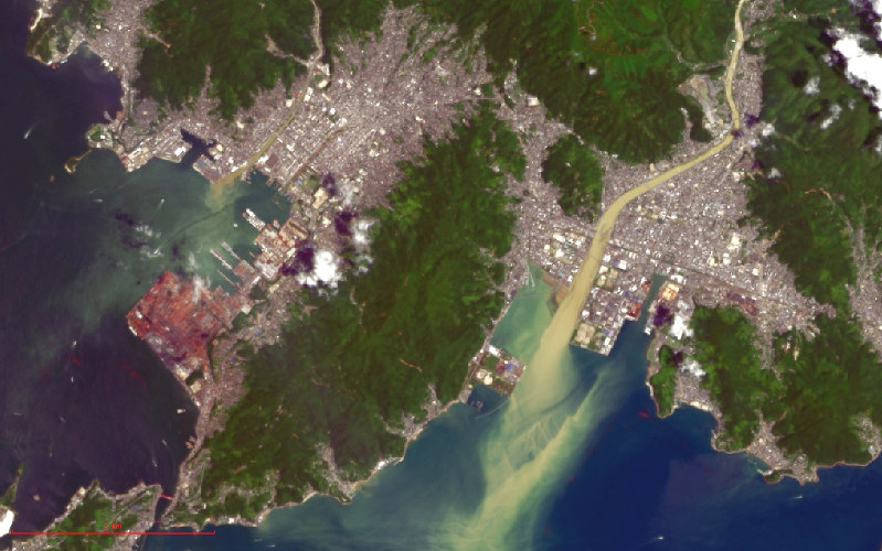 豪雨が降った後の広島県呉市付近の衛星画像(9日午前)。茶色くにごった黒瀬川(右)から大量の土砂が瀬戸内海に流出している様子が分かる=米国地質調査所の提供データを基に作野裕司・広島大准教授が作成