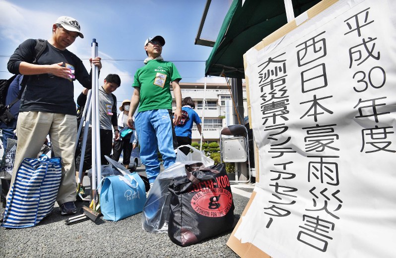 開設された災害ボランティアセンターの受付に並ぶ人たち=愛媛県大洲市で2018年7月13日午前9時36分、山崎一輝撮影