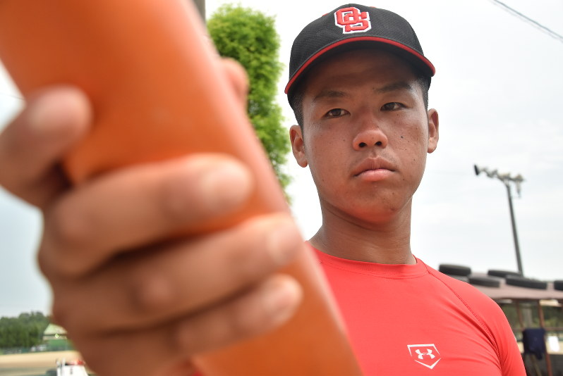 バットに思いを込める井元将也選手=岡山県浅口市で2018年7月11日、益川量平撮影