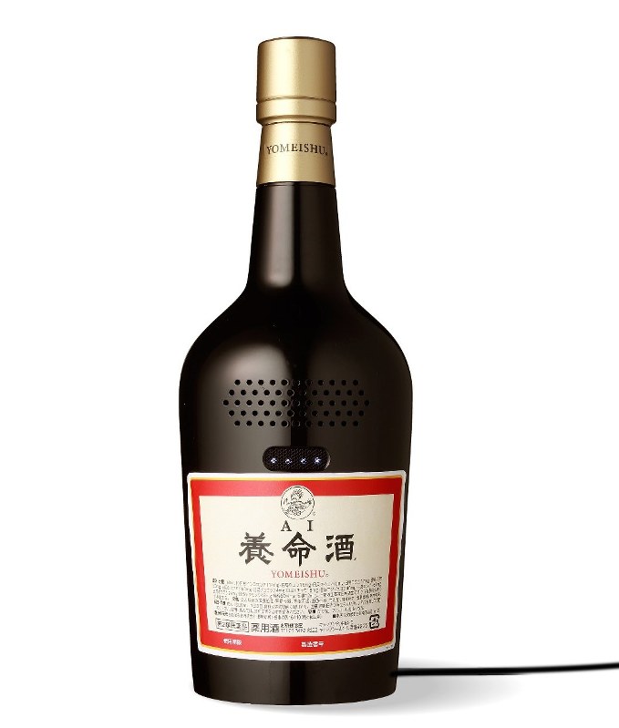 養命酒製造がキャンペーンの一環で、抽選で10人にプレゼントするAI養命酒。養命酒の700ミリリットル入りボトルを模している=養命酒製造提供