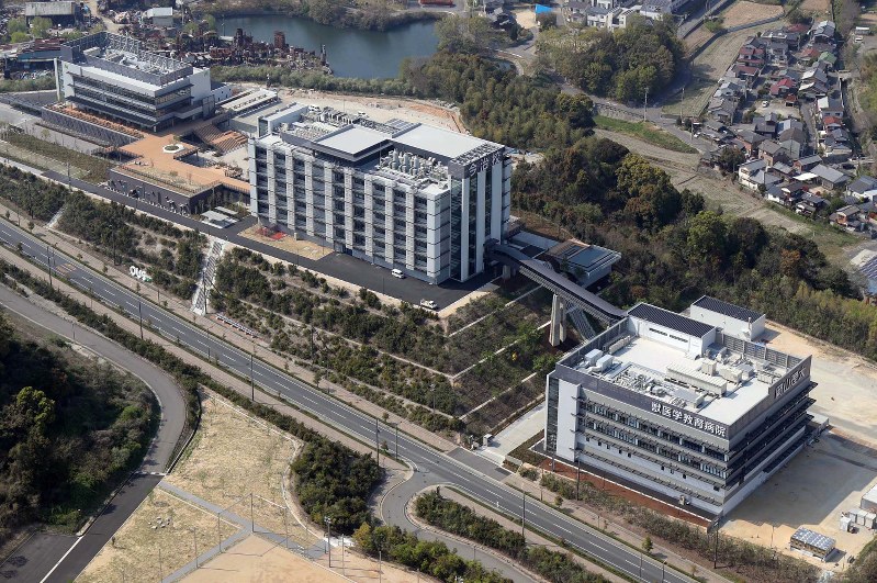 加計学園の岡山理科大獣医学部=愛媛県今治市で2018年4月10日、本社ヘリから三村政司撮影