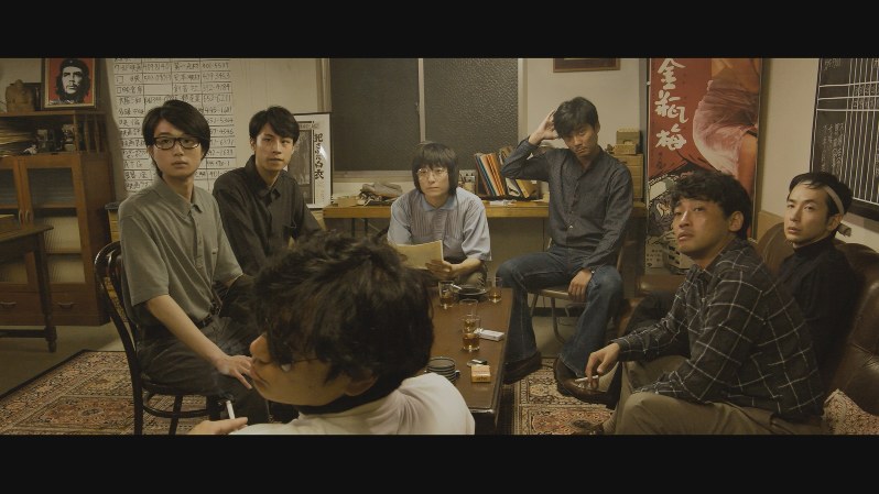 「止められるか、俺たちを」の一場面。若松プロに集まった面々(手前中央、若松孝二監督を演じるサングラス姿の井浦新さん)=若松プロ提供