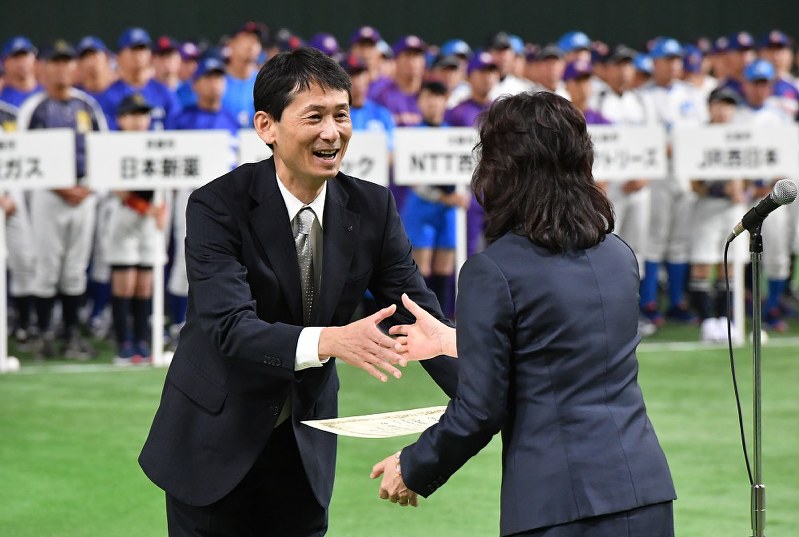 野田聖子総務相から表彰状を受け取る西濃運輸の小森紳司部長=東京ドームで13日、山田尚弘撮影