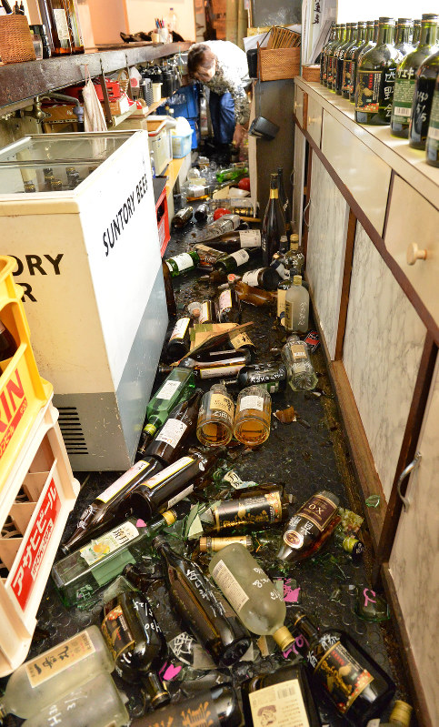 大阪府北部で最大震度6弱を記録した地震で飲食店の棚から落ちて割れた飲料の瓶=大阪府茨木市で2018年6月18日、望月亮一撮影