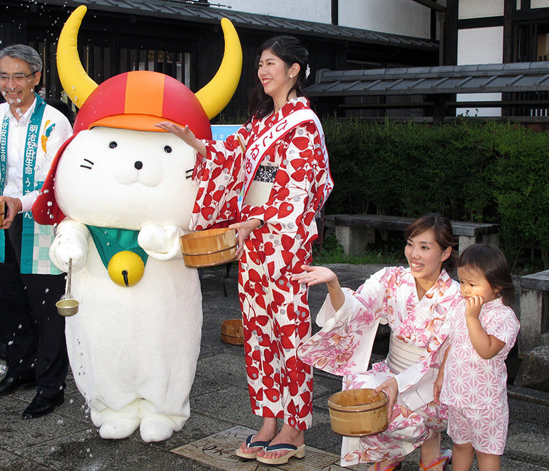 打ち水をして「涼」を呼ぶひこにゃん=滋賀県彦根市本町2で2018年7月13日午後5時過ぎ、西村浩一撮影